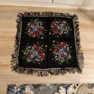 Vintage Tach scarf, Women's 100% woll, 100% viscose, black floral print 30" Squ